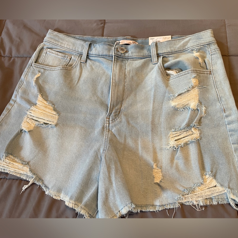 Light denim boyfriend shorts. NWT size 18/36